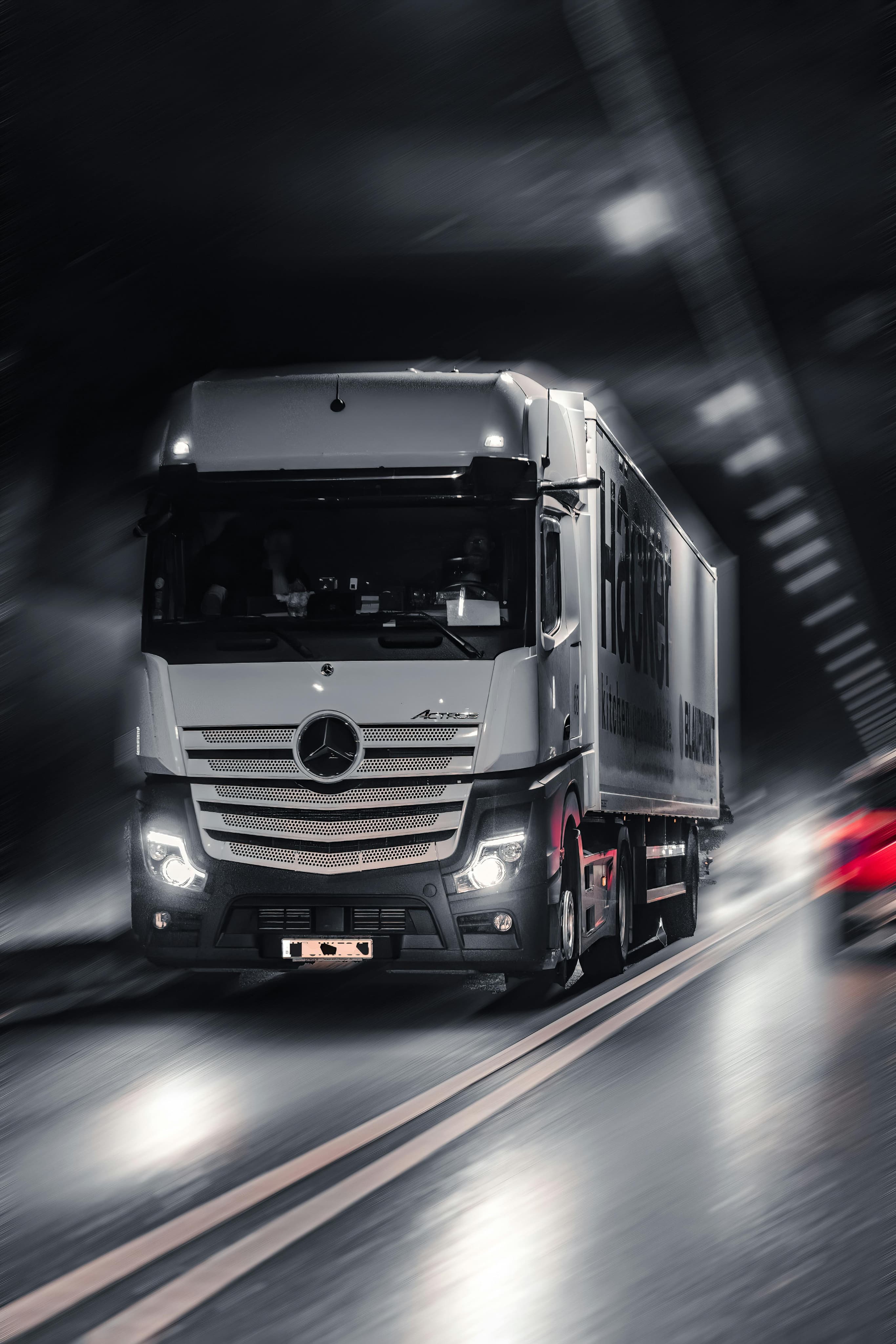 LKW auf einer Straße bei Nacht